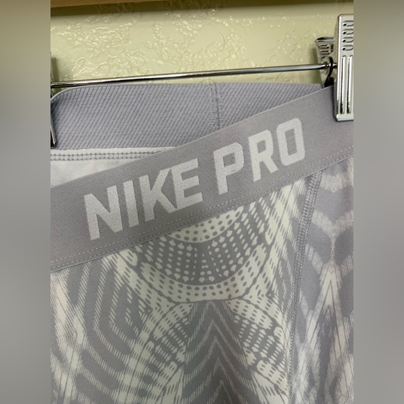 Nike Pro High Rise Gray Legging with White Designs Size Extra Small - Picture 4 of 12